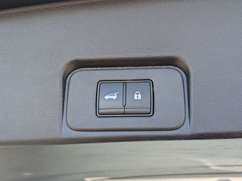 Used 2025 Nissan Rogue SV image 17