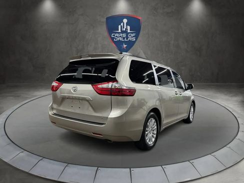 Used 2017 Toyota Sienna XLE FWD image 5