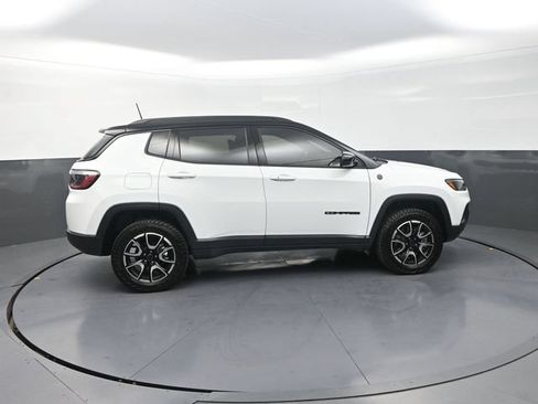 Used 2026 Jeep Compass Trailhawk AWD/4WD image 10
