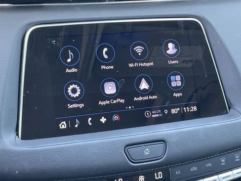 Used 2023 Cadillac XT4 Luxury w/ Cold Weather Package FWD image 17