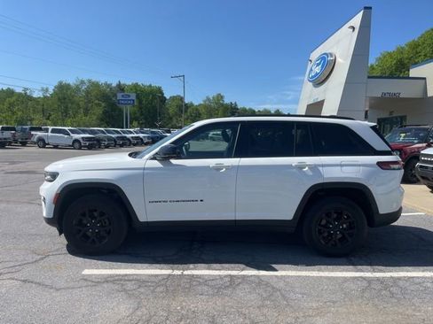 Used 2024 Jeep Grand Cherokee Altitude AWD/4WD image 9
