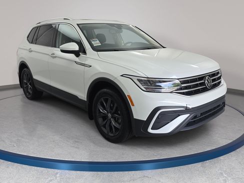 Certified 2023 Volkswagen Tiguan SE w/ Panoramic Sunroof Package AWD/4WD image 3