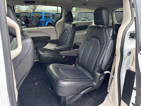 Used 2023 Chrysler Pacifica Touring-L image 32