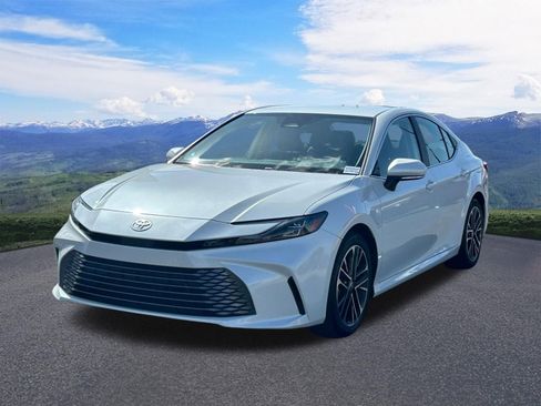 Used 2025 Toyota Camry XLE image 1