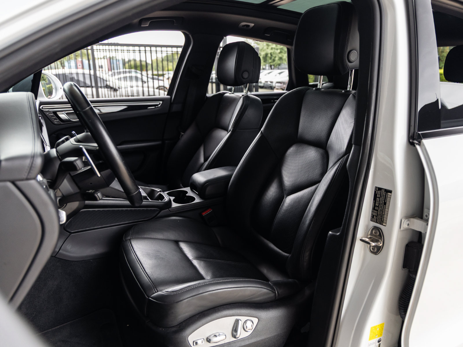 Used 2022 Porsche Macan S AWD/4WD image 5