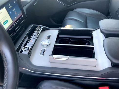 Certified 2025 Lincoln Navigator Reserve AWD/4WD image 17