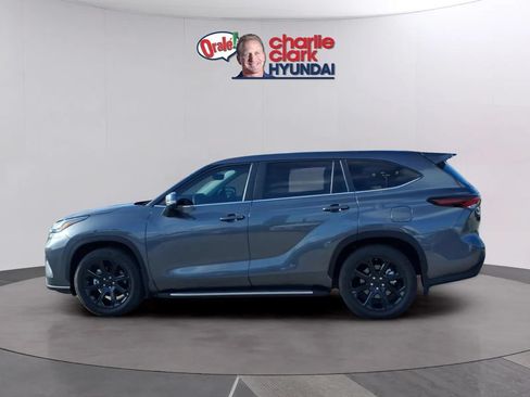 Used 2024 Toyota Highlander LE FWD image 2