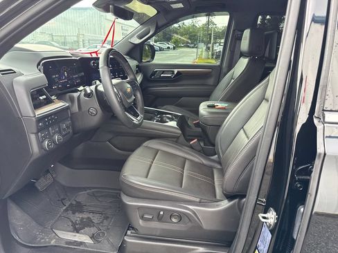Used 2025 Chevrolet Suburban High Country AWD/4WD image 10