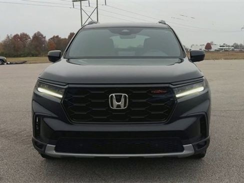 Used 2025 Honda Pilot TrailSport image 3