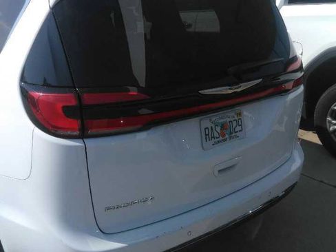 Used 2024 Chrysler Pacifica Touring-L image 5