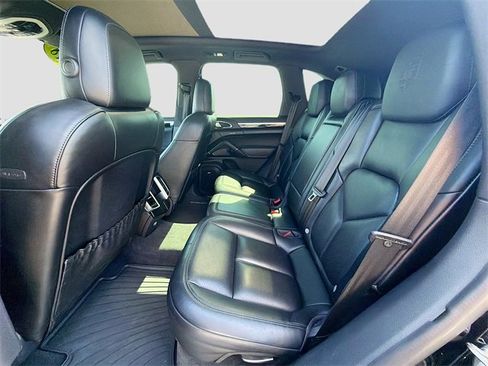 Used 2018 Porsche Cayenne S Platinum image 21