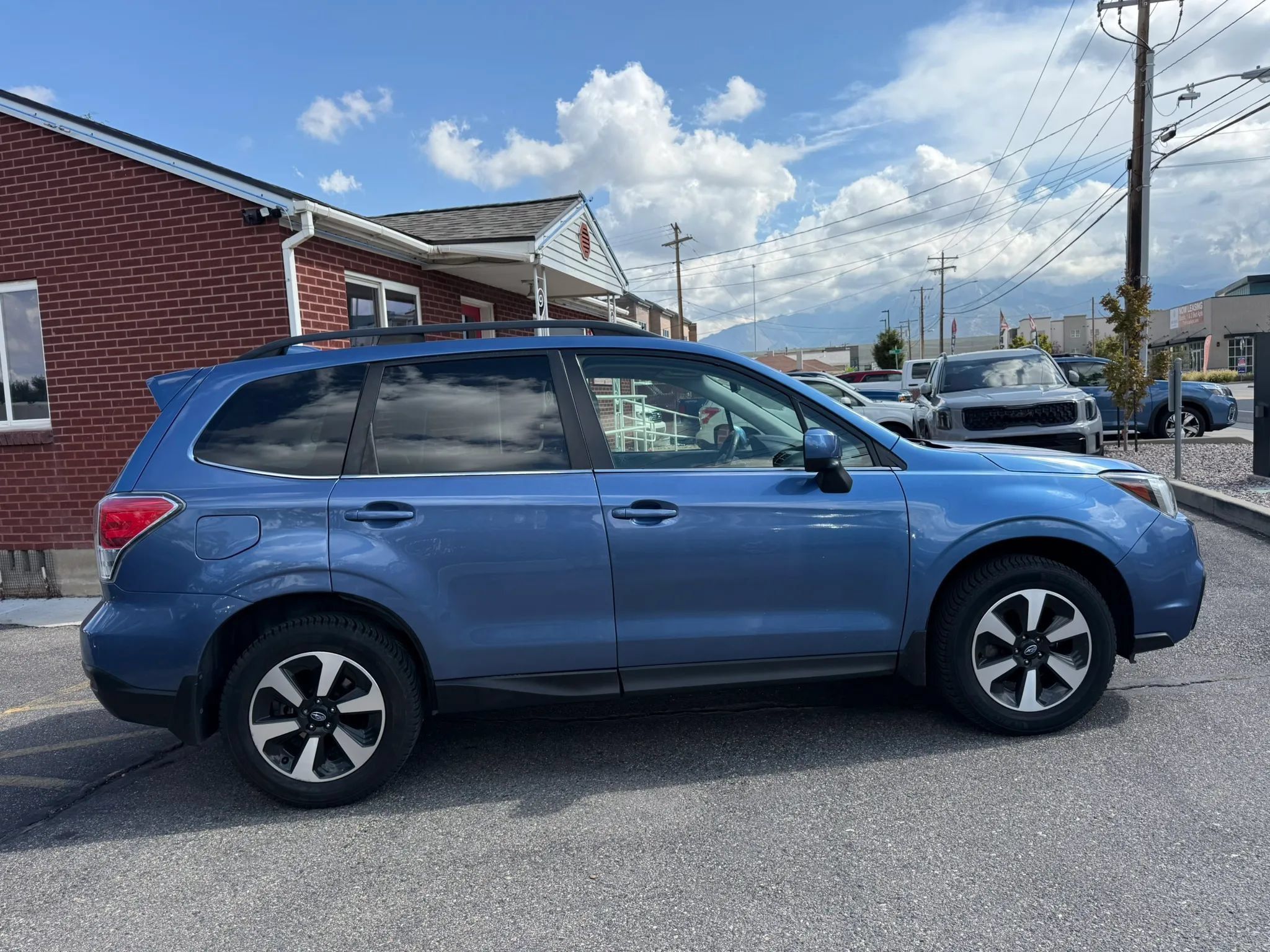 Used 2017 Subaru Forester 2.5i Limited w/ Popular Package #2 AWD/4WD image 4