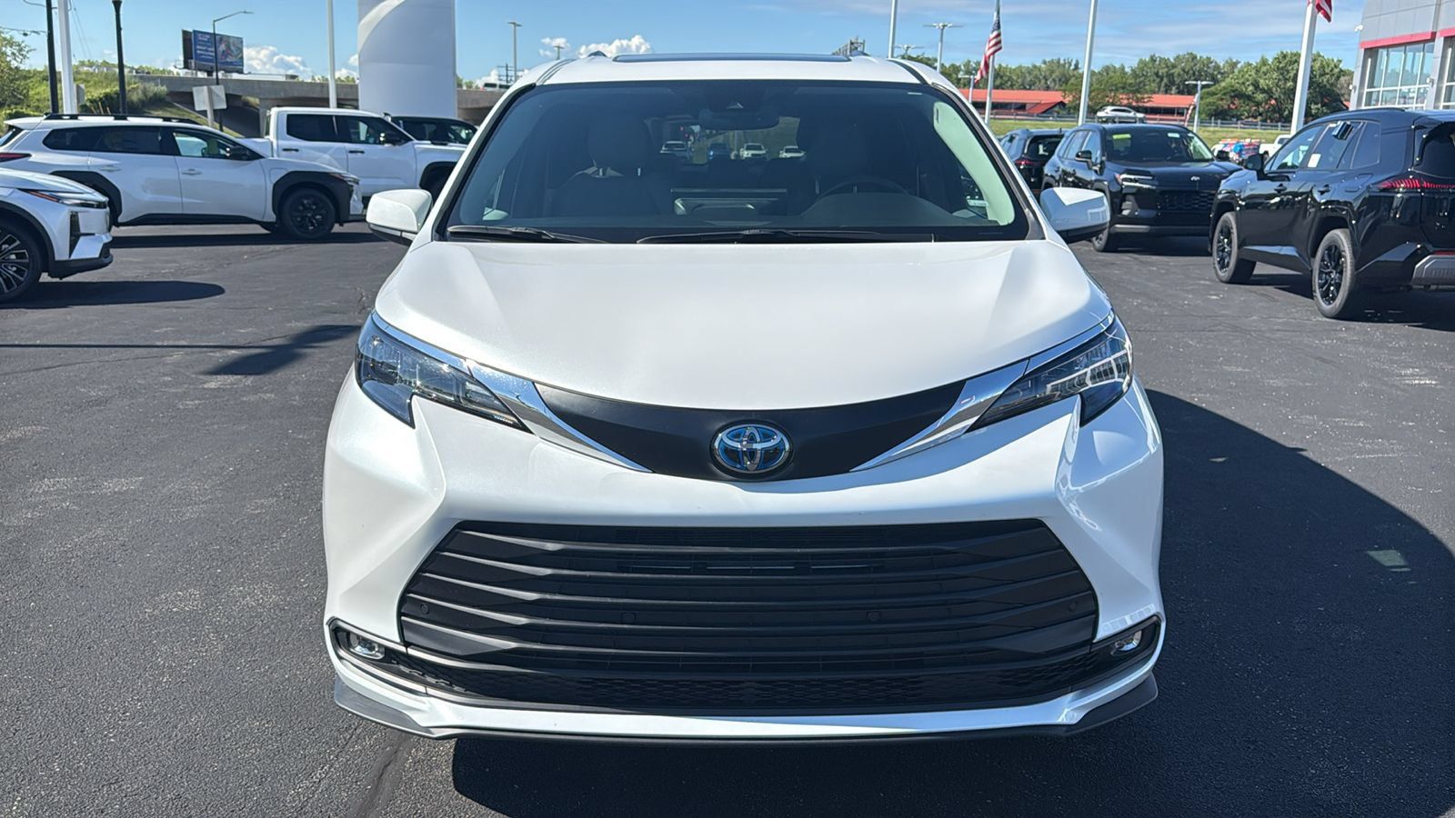 Certified 2025 Toyota Sienna XLE FWD image 2