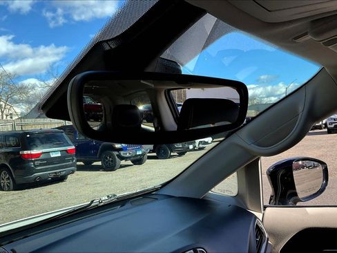 Certified 2024 Chrysler Pacifica Touring-L image 33