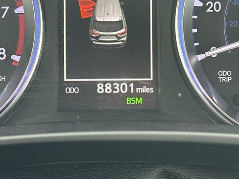 Used 2019 Toyota Highlander XLE AWD/4WD image 16