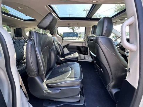 Used 2020 Chrysler Pacifica Limited w/ Advanced Safetytec Group FWD image 29