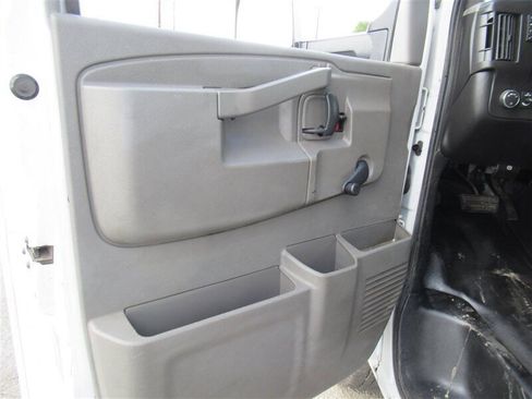 Used 2016 Chevrolet Express 3500 image 19