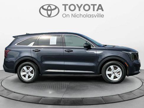 Used 2025 Kia Sorento LX FWD image 7