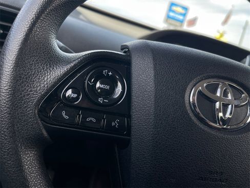 Used 2022 Toyota Prius LE image 12