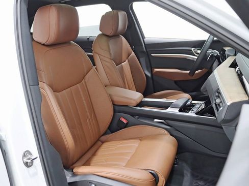 Used 2024 Audi Q8 e-tron Prestige image 28