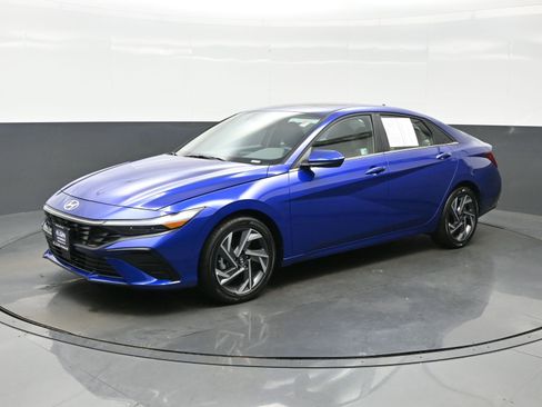 Certified 2025 Hyundai Elantra SEL image 2