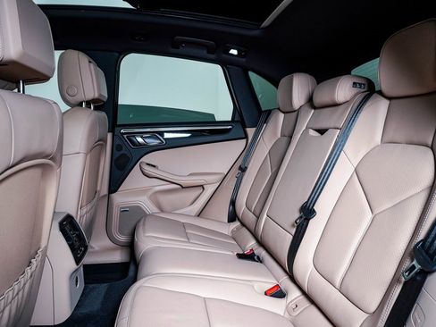 Certified 2025 Porsche Macan image 17