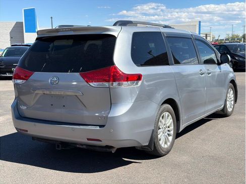 Used 2014 Toyota Sienna XLE FWD image 2