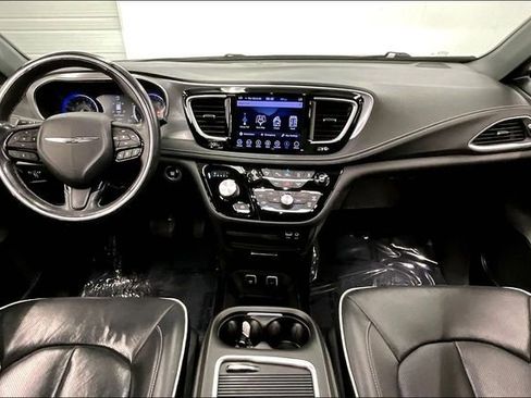 Used 2018 Chrysler Pacifica Limited w/ Advanced Safetytec Group FWD image 18