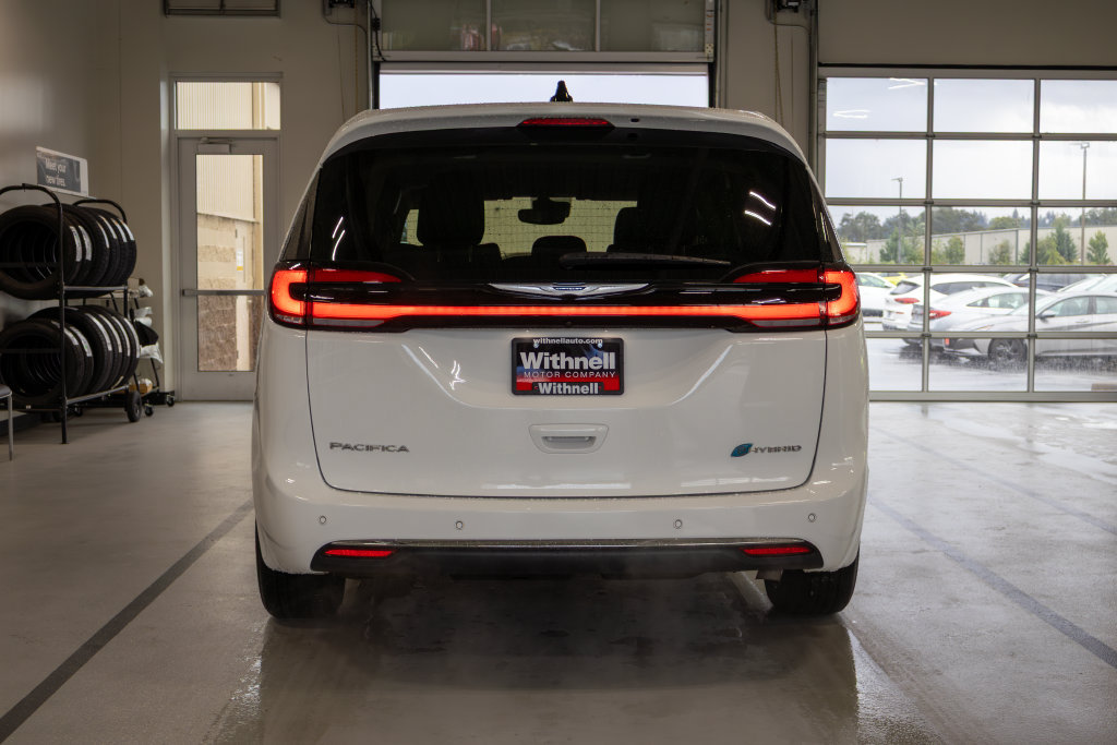 Used 2023 Chrysler Pacifica Touring-L FWD image 8