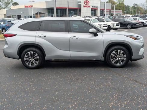 Used 2022 Toyota Highlander XLE image 3