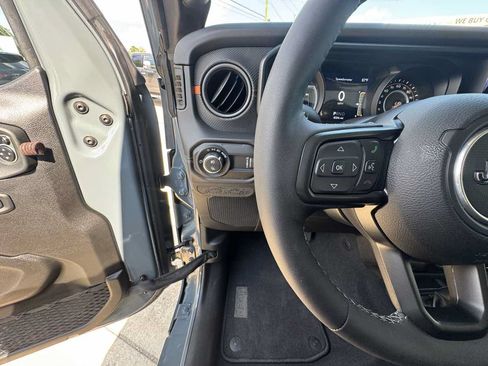 Used 2025 Jeep Gladiator Mojave w/ Convenience Group AWD/4WD image 13