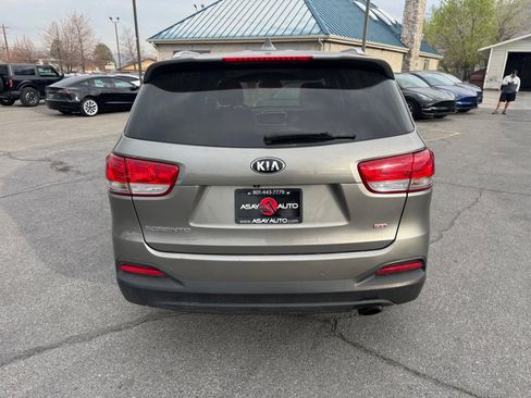 Used 2017 Kia Sorento LX w/ LX Convenience Package image 4