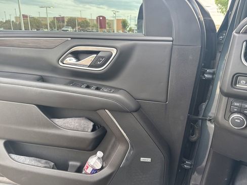 Used 2021 Chevrolet Tahoe Z71 w/ Luxury Package AWD/4WD image 6