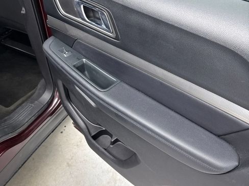 Used 2018 Ford Explorer XLT AWD/4WD image 30