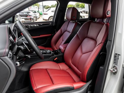 Certified 2025 Porsche Macan AWD/4WD image 5