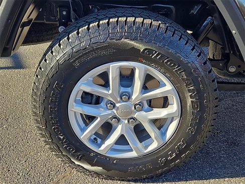 Used 2023 Jeep Gladiator Sport image 7