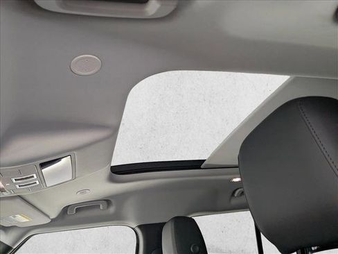 New 2025 Land Rover Defender 110 S image 22