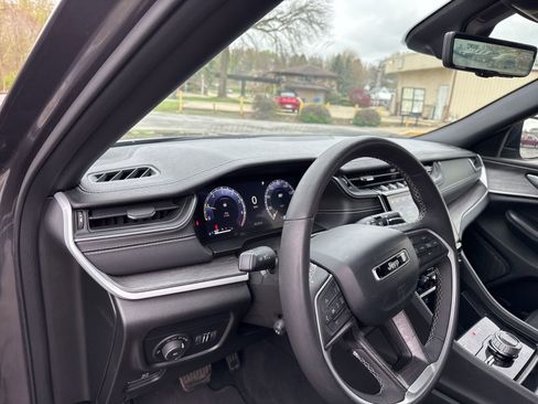 Used 2024 Jeep Grand Cherokee L Limited w/ Luxury Tech Group II AWD/4WD image 16
