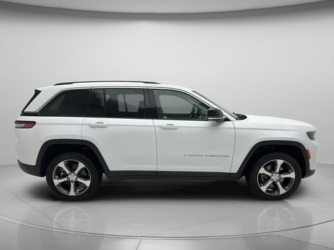 Used 2023 Jeep Grand Cherokee 4WD 4xe image 2