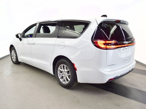 Used 2025 Chrysler Pacifica Select FWD image 5