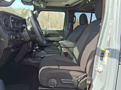 Used 2025 Jeep Wrangler Unlimited Rubicon 4xe w/ Safety Group AWD/4WD image 13