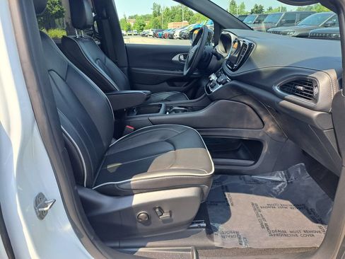 Certified 2026 Chrysler Pacifica Limited FWD image 36