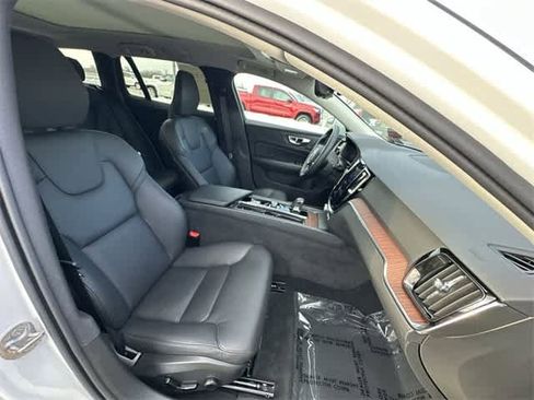 Used 2025 Volvo V60 B5 Cross Country Plus image 22