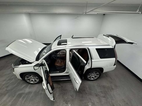 Used 2018 Cadillac Escalade Premium Luxury AWD/4WD image 19