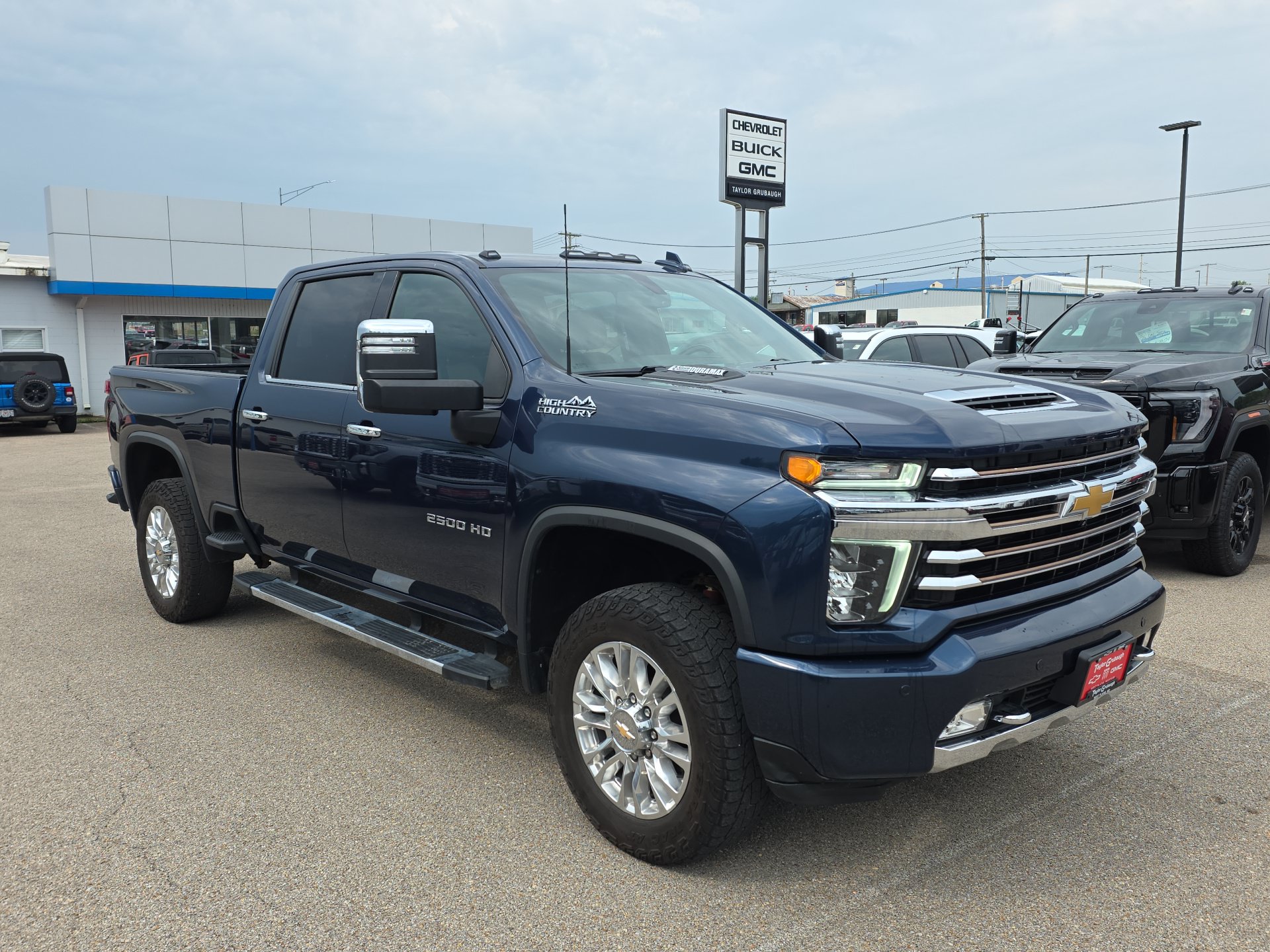 Used 2022 Chevrolet Silverado 2500 High Country AWD/4WD image 2