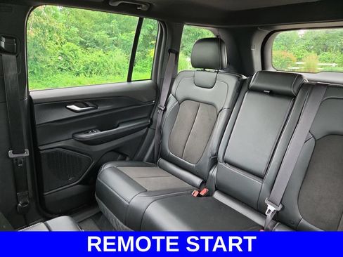 Used 2023 Jeep Grand Cherokee Altitude AWD/4WD image 12