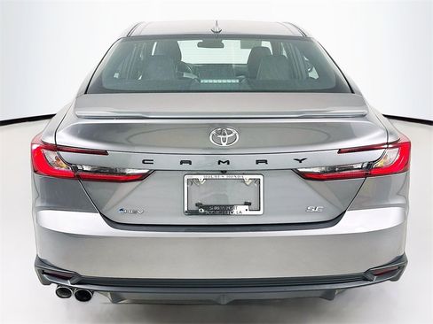 Used 2025 Toyota Camry SE image 3