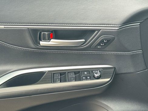 Used 2024 Toyota Venza XLE image 34