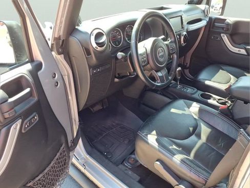 Used 2014 Jeep Wrangler Unlimited Rubicon w/ Connectivity Group AWD/4WD image 9