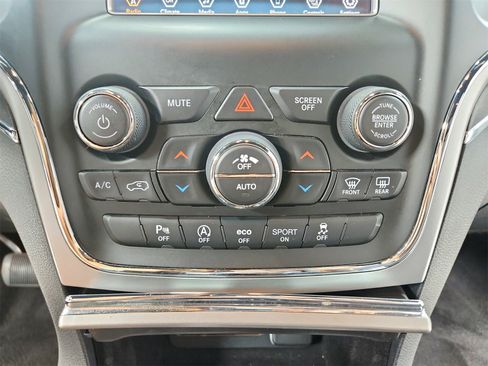 Used 2018 Jeep Grand Cherokee Limited image 31